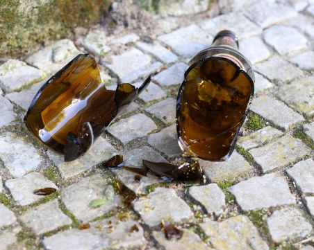 Мъж заби бутилка в главата на случаен минувач във Велинград, открадна му парите