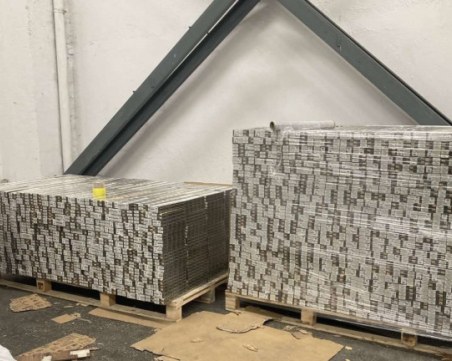 Митничари откриха 54 000 кутии цигари, укрити в мебели