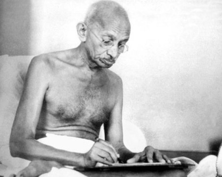 На този ден: Индийският пацифист и духовен водач Махатма Ганди е убит в Делхи от религиозен фанатик