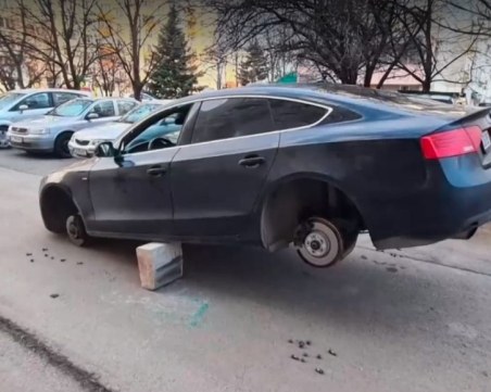 Нагла кражба! Апаши вдигнаха кола във въздуха, задигнаха гумите и джантите