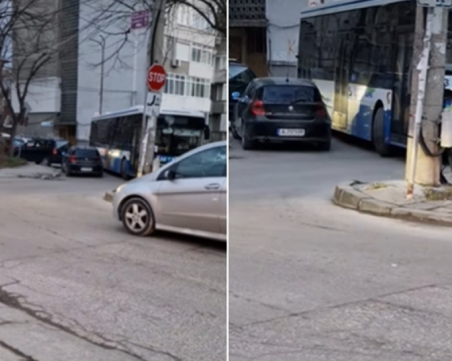 Паркирана кола на кръстовище във Варна блокира автобуси. Шофьорката си призна