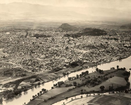 Пловдив преди 80 години: Ниви и канал на Адата, а градът има 7 тепета