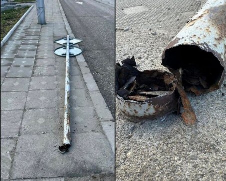 Пловдивски пътен знак не устоя на природата - рухна