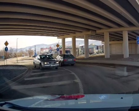 Пореден шофьор обърка посоката в кръгово