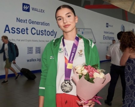 Радина Величкова двойна шампионка на НШ до 18 години, пловдивски атлети с общо 5 златни медала