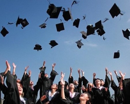 Висшето образование да стане безплатно още от следващия семестър, предлага правителството