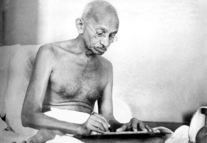 На този ден: Индийският пацифист и духовен водач Махатма Ганди е убит в Делхи от религиозен фанатик