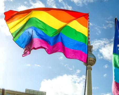 Българите са неутрални към ЛГБТИ хората, враждебността към тях намалява