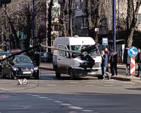 Община Пазарджик ще поеме ремонта на буса, пострадал от светофар