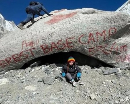 Рекорд! Дете на 2 години се изкачи до базовия лагер на Еверест