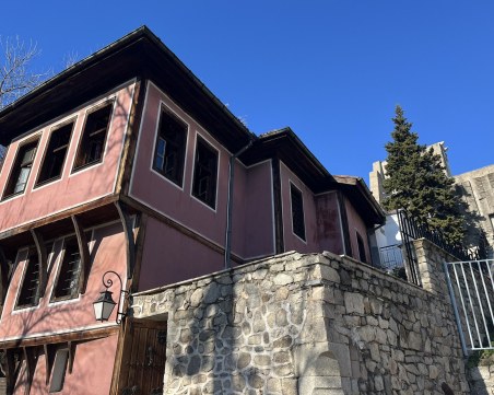 Шест къщи на 