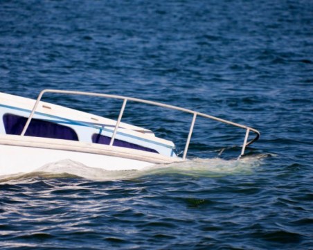 Трима загинаха, а двама са в неизвестност след потъване на рибарска лодка в Измир