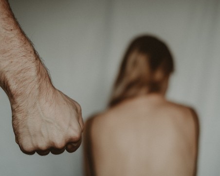 Жестокост! Блудстваха с психичноболна в Кюстендил, биха я с кабел