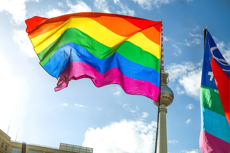 Българите са неутрални към ЛГБТИ хората, враждебността към тях намалява