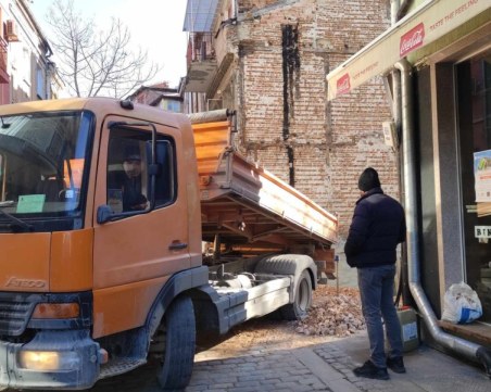 Започна укрепването на основите на застрашената къща в Капана