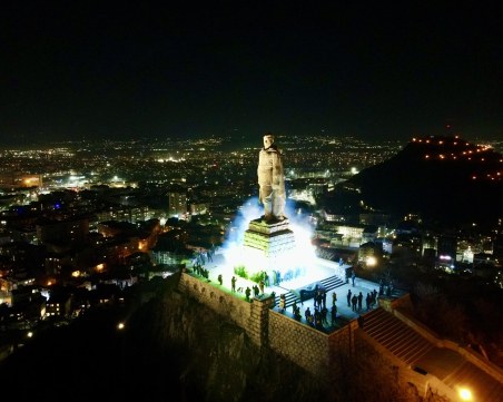 Флашмоб за Кървавия четвъртък: Прости ни, Апостоле, че си под ботуша на окупатора!