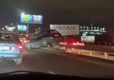 Катастрофа на Околовръстния път в София Автомобил се е качил
