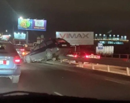 Автомобил е върху мантинела на Околовръстното в София