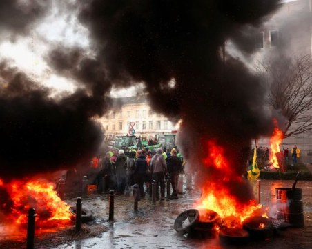 Фермери запалиха огньове е центъра на Брюксел