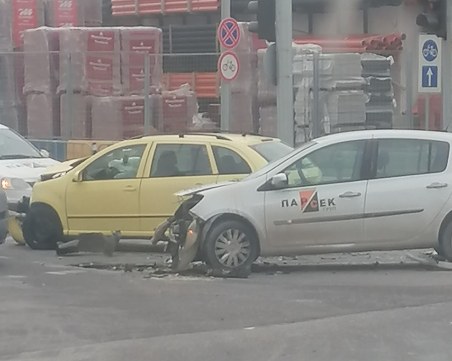 Катастрофа с пострадал затрудни движението на бул. 