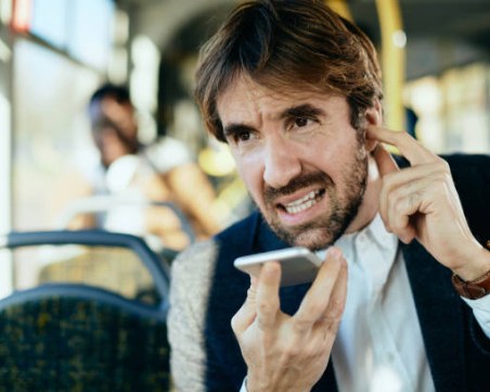 Комисията по защита на потребителите заседава извънредно заради вдигането на таксите на телекомите