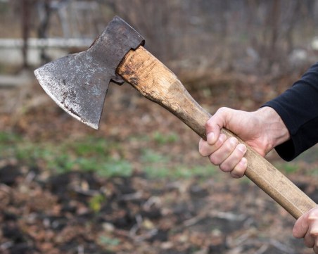 Работник гони с брадва австрийка в Синеморец