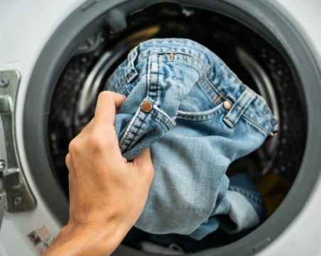 Вредно ли е да перем дрехите обърнати наопаки?