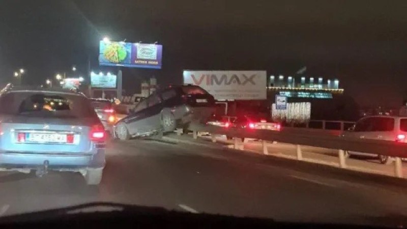 Автомобил е върху мантинела на Околовръстното в София