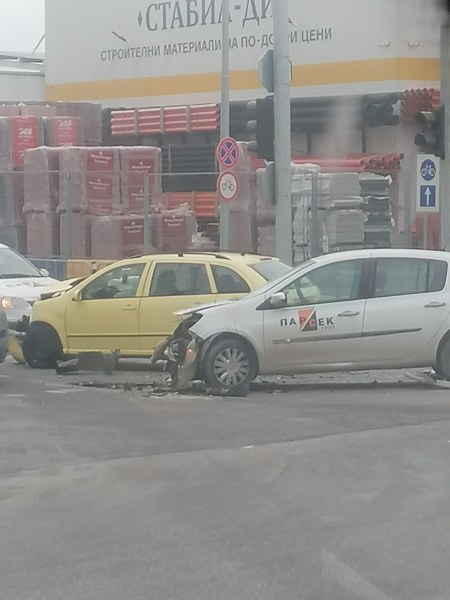 Мъж пострада при катастрофа на кръстовището между бул. Марица-юг и