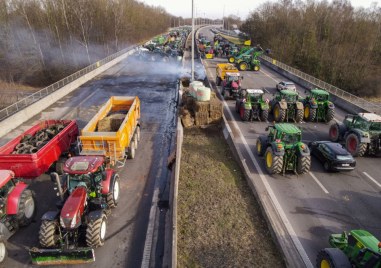 Блокадите на фермери по границата между Белгия и Нидерландия продължават