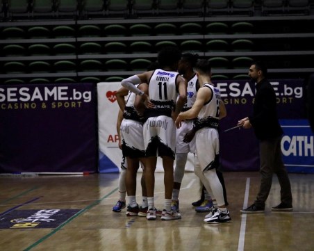 Академик вкара 13 тройки, но загуби от лидера