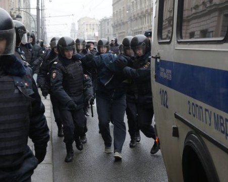 Десетки задържани в Москва на митинг на съпругите на мобилизирани