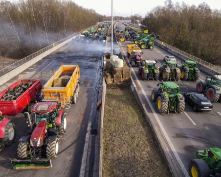 Фермерите продължават с блокадите в Европа
