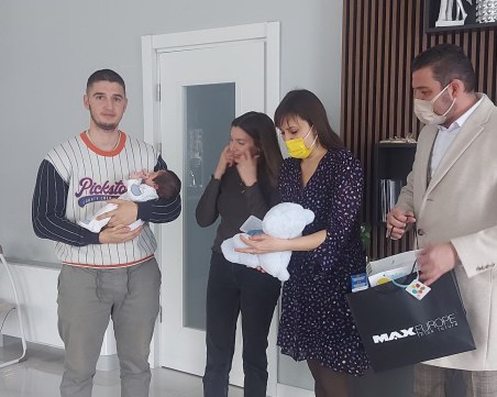 Кметът Павел Михайлов с подаръци за първото бебе на община „Родопи