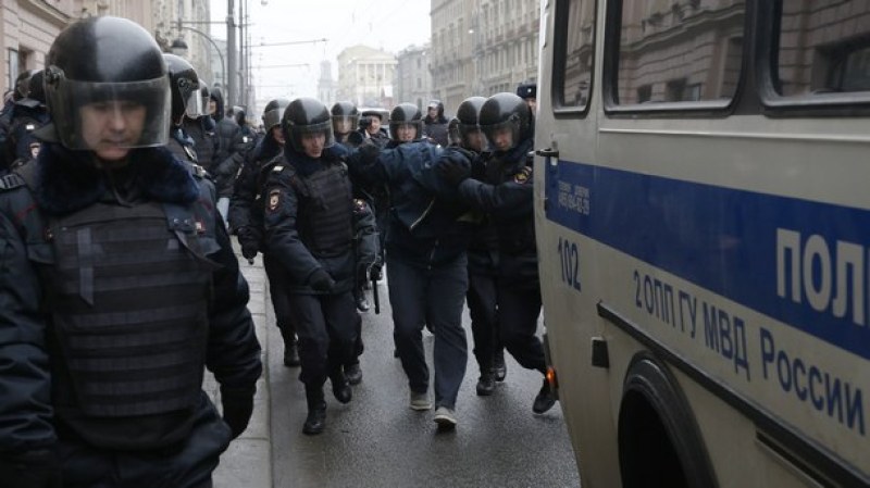 Десетки задържани в Москва на митинг на съпругите на мобилизирани