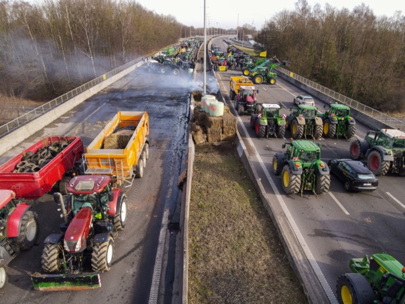 Блокадите на фермери по границата между Белгия и Нидерландия продължават.