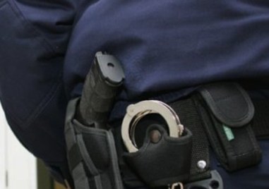 Четирима полицаи са задържани за приемане на подкуп при тестване