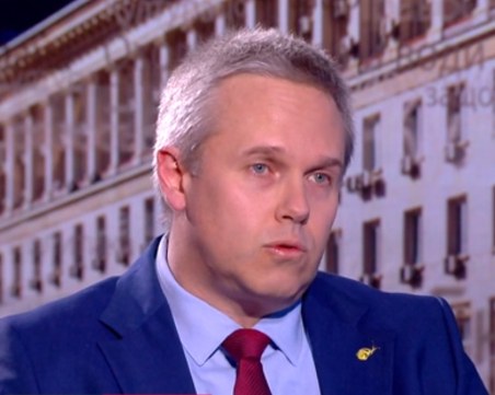 Министърът на електронното управление още ходи с охрана