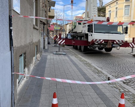 Огромен кран, паркиран на ул. 