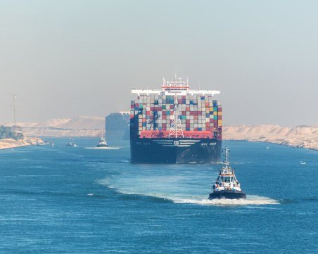 Приходите на Суецкия канал са паднали почти с 50% през януари