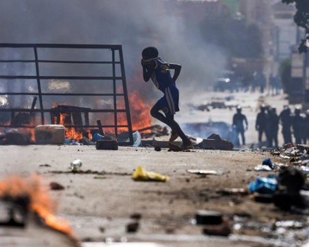 Протести и сблъсъци избухнаха в Сенегал след отлагането на президентския вот