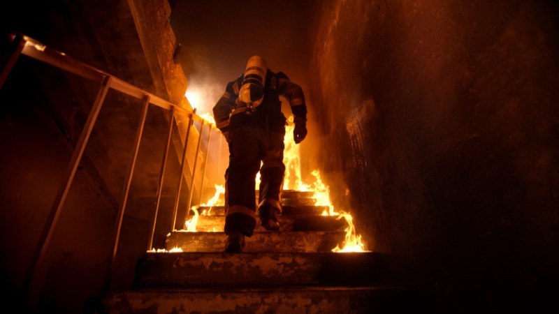 Пожар избухна в жилищен блок в Сливен, има жертва
