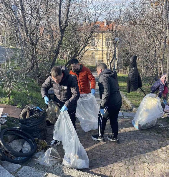 40 чувала боклуци изнесоха ентусиасти от Стария град и Сахат тепе