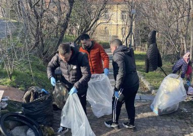 Ентусиасти организирани от Велопатрул Пловдив събраха над 40 чувала боклуци