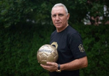 Най успешният български футболист Христо Стоичков ще раздава автографи на рождения