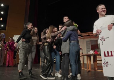 Бъдещи абитуриенти от Търговската гимназия в Пловдив трогнаха класния си