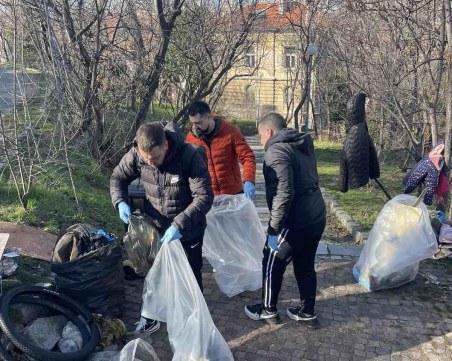 40 чувала боклуци изнесоха ентусиасти от Стария град и Сахат тепе