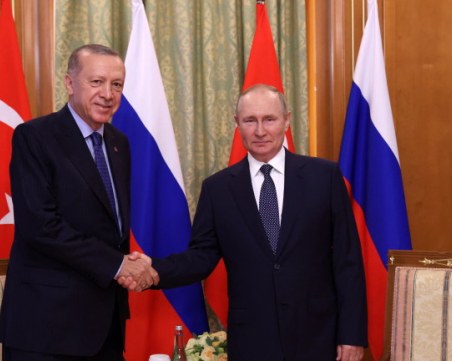 ЕК: Надяваме се Турция да знае, че срещу Путин има заповед за задържане