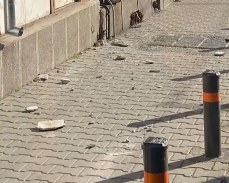 Голямо парче мазилка падна на метри от двумесечно бебе