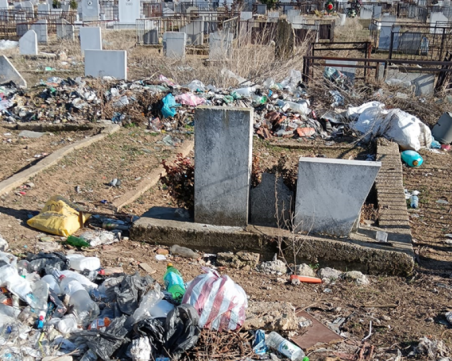 Гробището в Мало Конаре се превърна в сметище